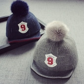 Стилна шапка за момичета и момчета с къса козирка с пухче
