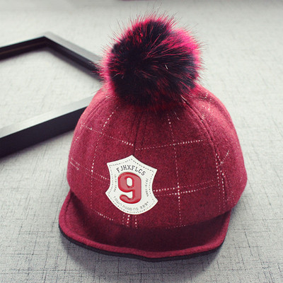 Стилна шапка за момичета и момчета с къса козирка с пухче