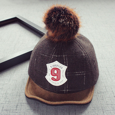 Стилна шапка за момичета и момчета с къса козирка с пухче