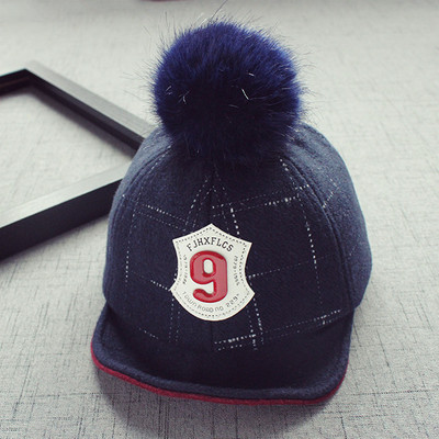 Стилна шапка за момичета и момчета с къса козирка с пухче