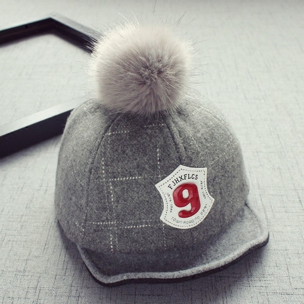 Стилна шапка за момичета и момчета с къса козирка с пухче