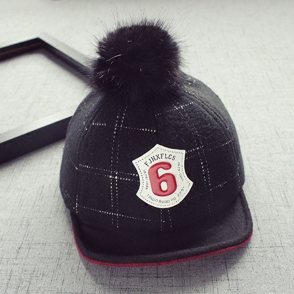 Стилна шапка за момичета и момчета с къса козирка с пухче