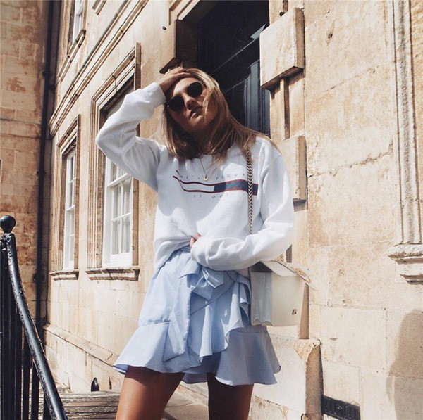 Ежедневна дамска блуза с щампа и надпис в бял цвят