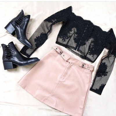 Дантелена къса дамска блуза с паднали рамене в черен и бял цвят