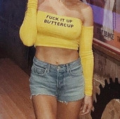 Спортна дамска къса блуза с паднали рамене и интересен надпис в жълт и черен цвят