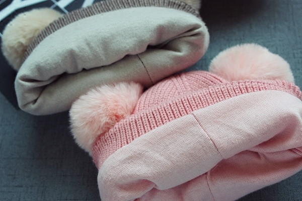 Зимна детска шапка в много цветове и пухчета