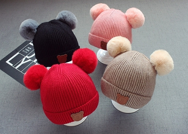 Зимна детска шапка в много цветове и пухчета