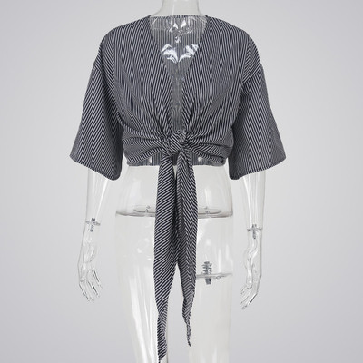 Модерна дамска раирана риза с голямо V-образно деколте с широки 3/4 ръкави