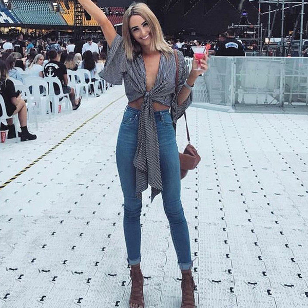 Модерна дамска раирана риза с голямо V-образно деколте с широки 3/4 ръкави