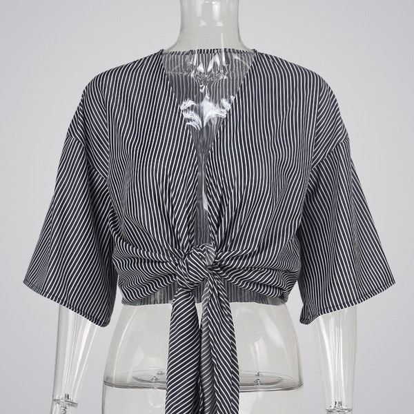 Модерна дамска раирана риза с голямо V-образно деколте с широки 3/4 ръкави