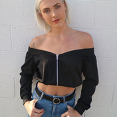 Спортна дамска къса блуза в широк модел с декоративен преден цип и широки ръкави