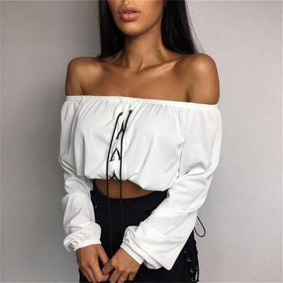 Дамска спортно-елегантна блуза в скъсен модел с интересни връзки и широки ръкави в черен и бял цвят