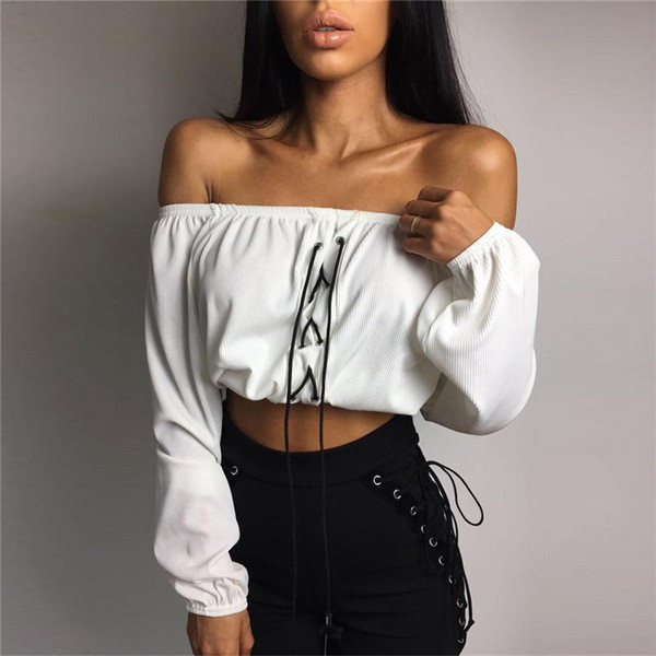 Дамска спортно-елегантна блуза в скъсен модел с интересни връзки и широки ръкави в черен и бял цвят