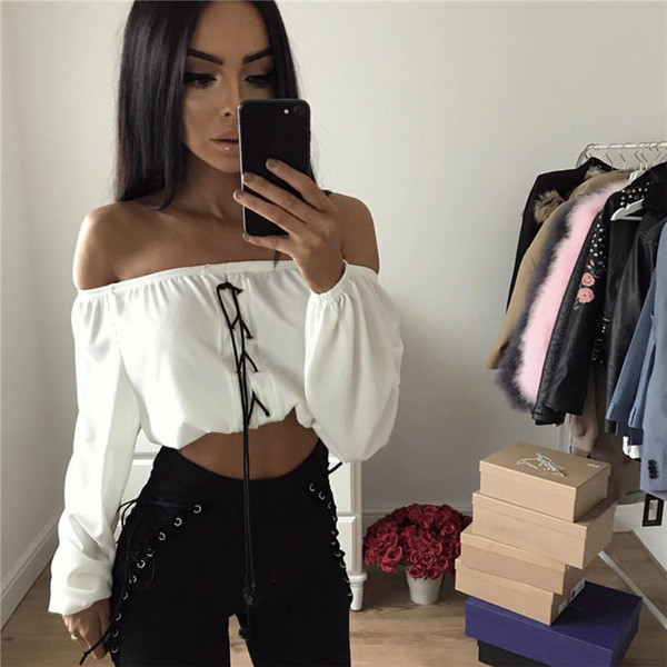 Дамска спортно-елегантна блуза в скъсен модел с интересни връзки и широки ръкави в черен и бял цвят