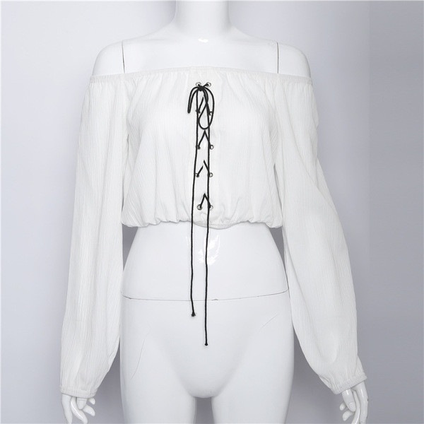 Дамска спортно-елегантна блуза в скъсен модел с интересни връзки и широки ръкави в черен и бял цвят