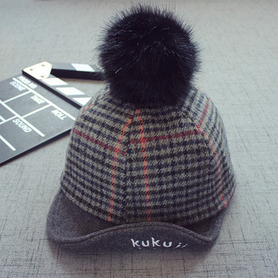 Стилна ретро шапка на каре с козирка и пухче