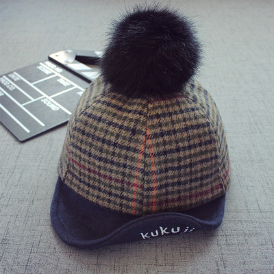 Стилна ретро шапка на каре с козирка и пухче