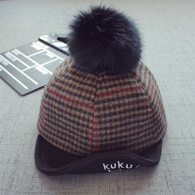 Стилна ретро шапка на каре с козирка и пухче