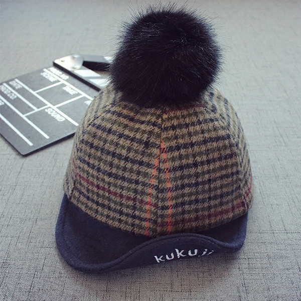 Стилна ретро шапка на каре с козирка и пухче