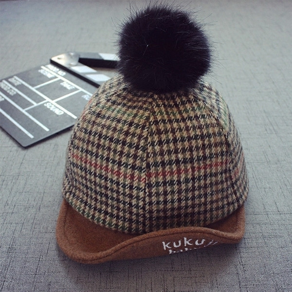 Стилна ретро шапка на каре с козирка и пухче