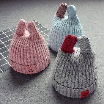 Детска плетена шапка в четири цвята в интересен модел