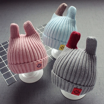 Детска плетена шапка в четири цвята в интересен модел