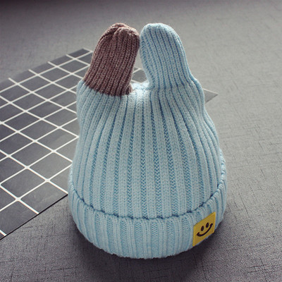 Детска плетена шапка в четири цвята в интересен модел