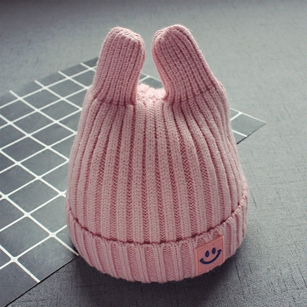 Детска плетена шапка в четири цвята в интересен модел