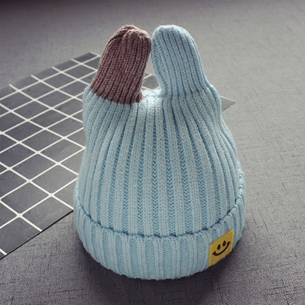 Детска плетена шапка в четири цвята в интересен модел