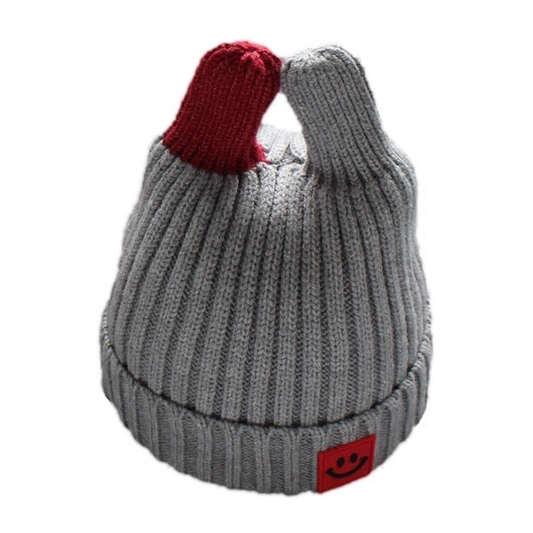 Детска плетена шапка в четири цвята в интересен модел