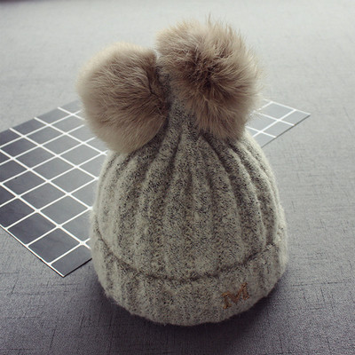 Вълнена шапка в няколко цвята и пухчета