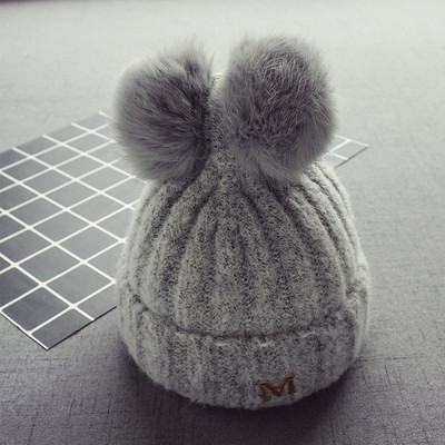 Вълнена шапка в няколко цвята и пухчета