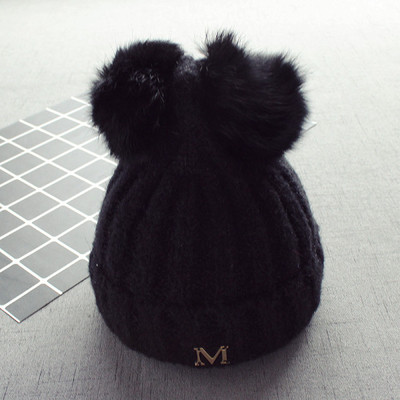 Вълнена шапка в няколко цвята и пухчета