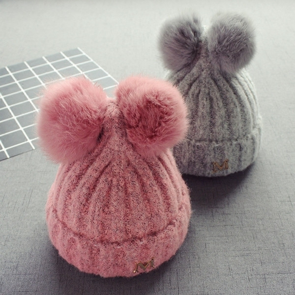 Вълнена шапка в няколко цвята и пухчета