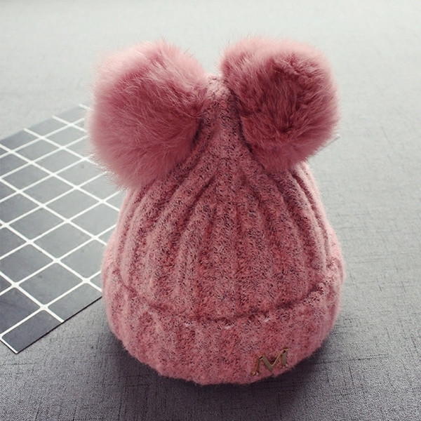 Вълнена шапка в няколко цвята и пухчета