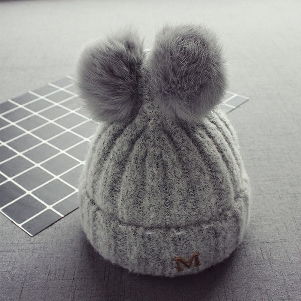 Вълнена шапка в няколко цвята и пухчета