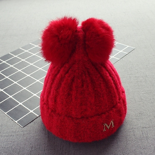 Вълнена шапка в няколко цвята и пухчета