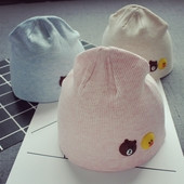 Ένα λεπτό καπέλο για κορίτσια και αγόρια με εκτυπώσεις