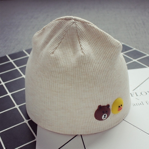 Ένα λεπτό καπέλο για κορίτσια και αγόρια με εκτυπώσεις