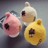 Шапка за момичета с надпис и 3D декорация