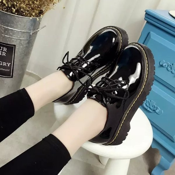 Стилни лачени  топли обувки с груба подметка в два цвята