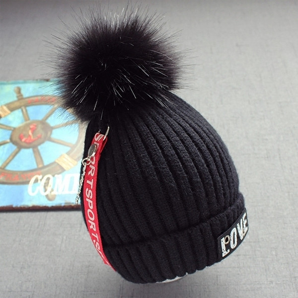 Стилна плетена детска шапка в няколко цвята с надписи и пухче