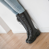 Спортно-елегантни дамски ботуши с връзки на дебел ток в черен цвят