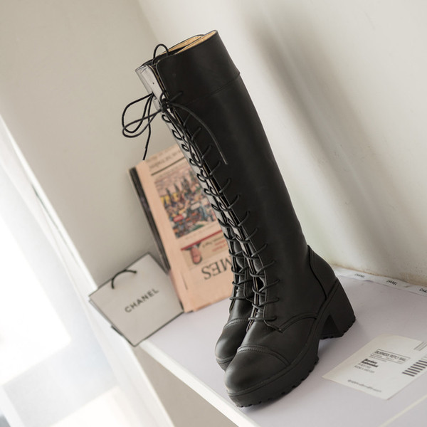 Спортно-елегантни дамски ботуши с връзки на дебел ток в черен цвят