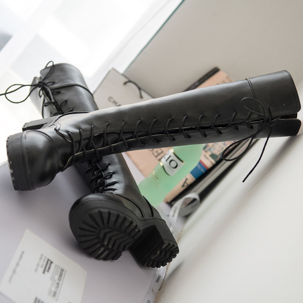 Спортно-елегантни дамски ботуши с връзки на дебел ток в черен цвят