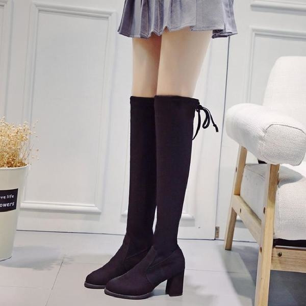 Елегантни дамски ботуши от еко велур с пискюл, на дебел ток в черен цвят