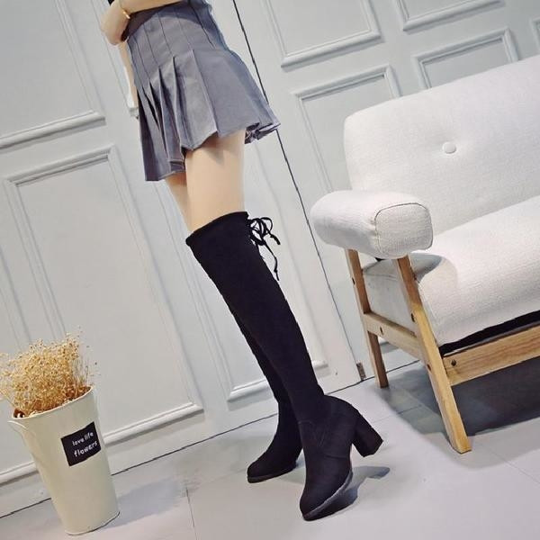 Елегантни дамски ботуши от еко велур с пискюл, на дебел ток в черен цвят