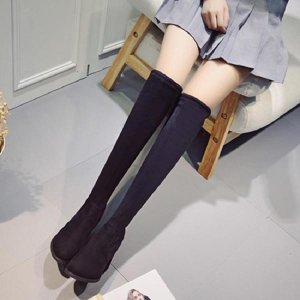 Елегантни дамски ботуши от еко велур с пискюл, на дебел ток в черен цвят