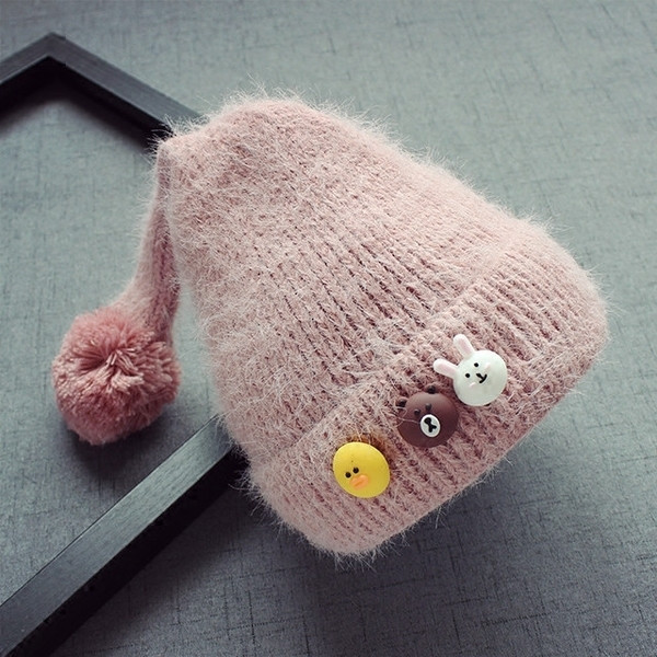 Детска шапка с анимационни декорации и в много цветове