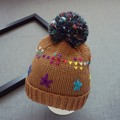 Цветна детска шапка за студените дни